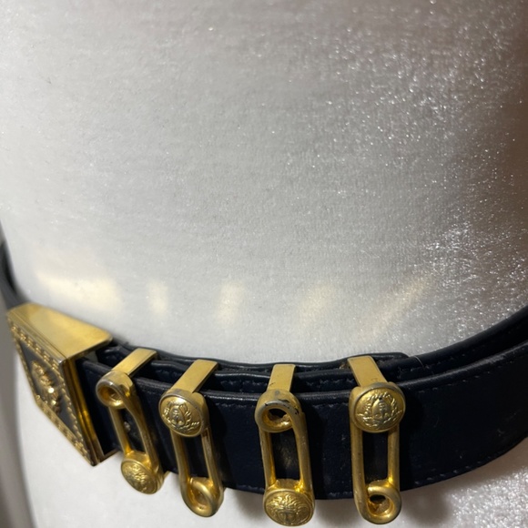90s Vintage Gianni Versace leather belt w/ Medusa and gold paper clips - Picture 3 of 7